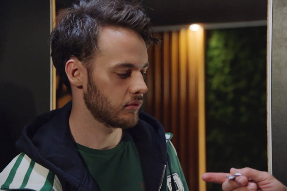Robin klaut Julian (nicht im Bild) beim gemeinsamen Koksen die Schlüssel zum Townhouse.