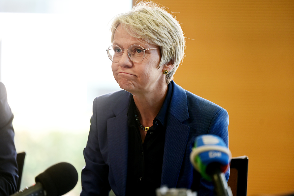 Schulministerin Dorothee Feller (56, CDU) kündigte an, das System umgehend zu analysieren.