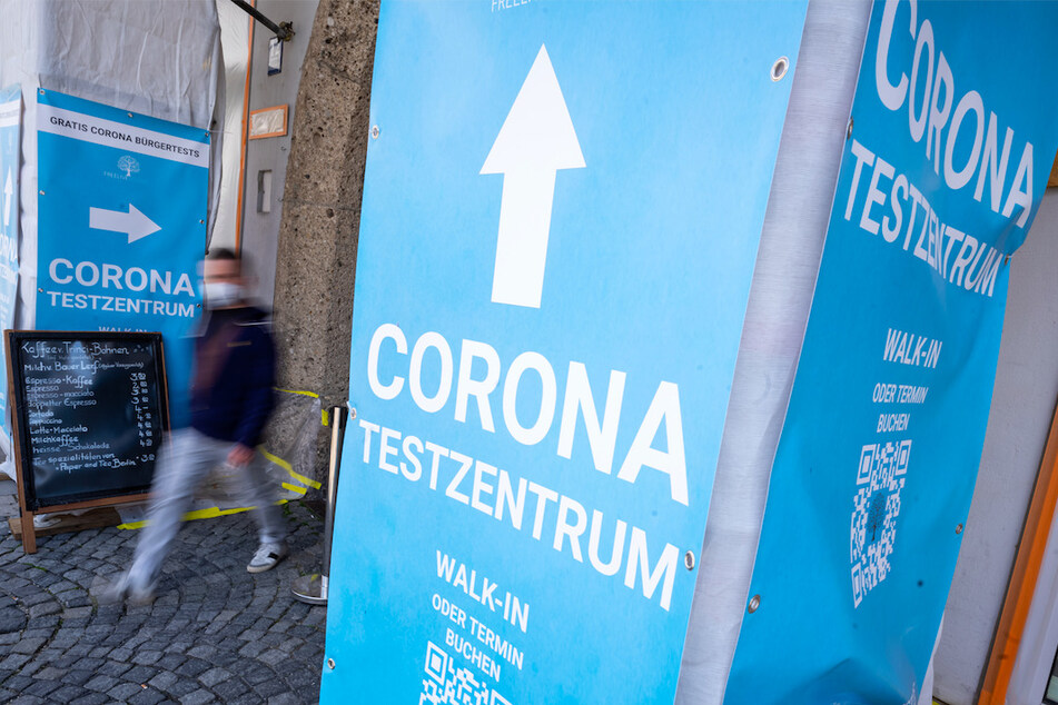Ein Schild mit der Aufschrift "Corona-Testzentrum" weist den Weg zu einem Testzentrum in der Münchner Innenstadt.