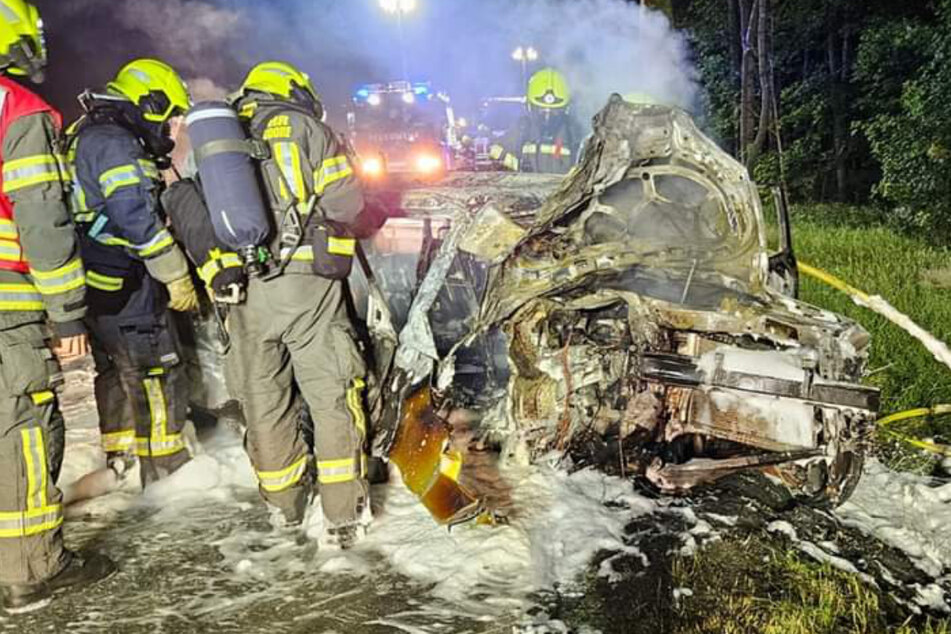 Auf der S222 krachte am Mittwochabend ein Skoda gegen einen Baum. Der Wagen fing Feuer und brannte aus.