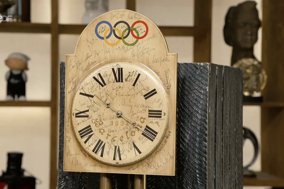 Zahlreiche Autogramme zieren die Lackschild-Uhr, die an die Olympischen Spiele 1992 in Barcelona erinnert.