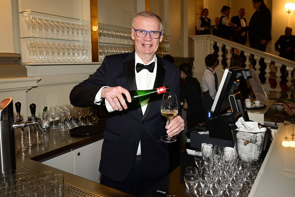 Auch ohne Manschettenknöpfe - Günther Jauch (69) schenkt seinen Riesling auf dem Ball aus.