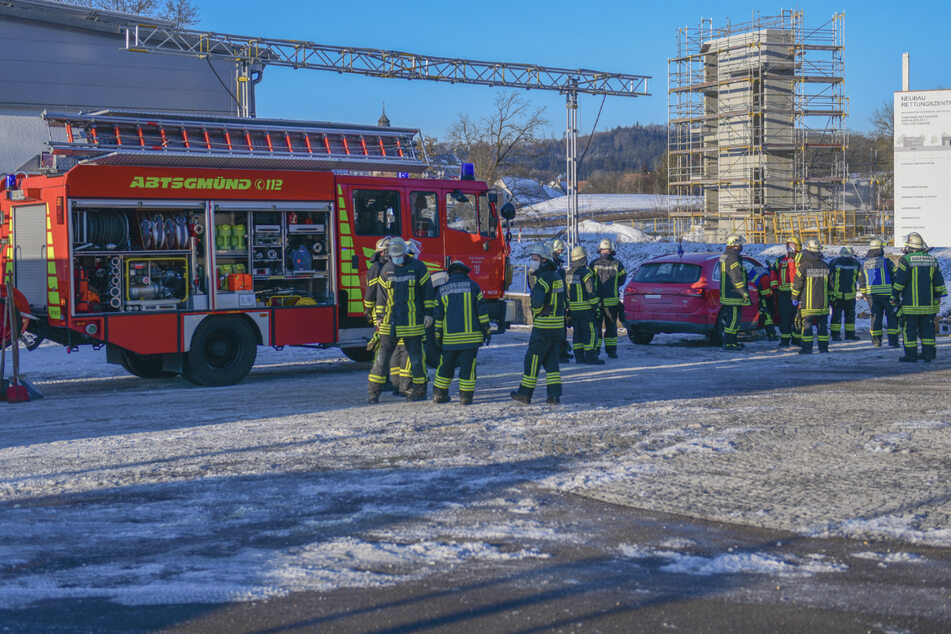 Feuerwehrleute vor einer Baustelle. Am frühen Morgen wurde ein toter Mann entdeckt.