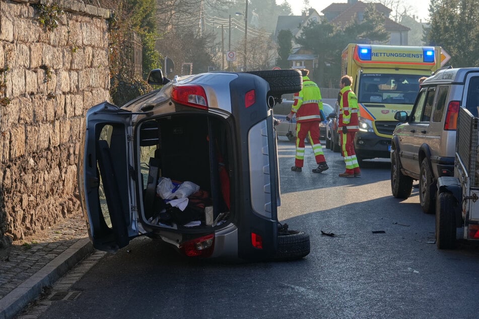 Die 84-jährige Fahrerin fuhr mit ihrem Opel auf einen Anhänger auf.