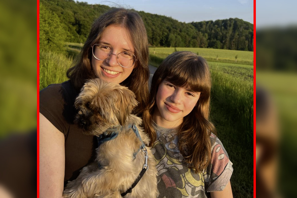 Ein Bild, aufgenommen an einem Tag im Mai, an dem es Annegret mal ein bisschen besser geht - zusammen mit ihrer Schwester Ida und Familienhund Yuki.