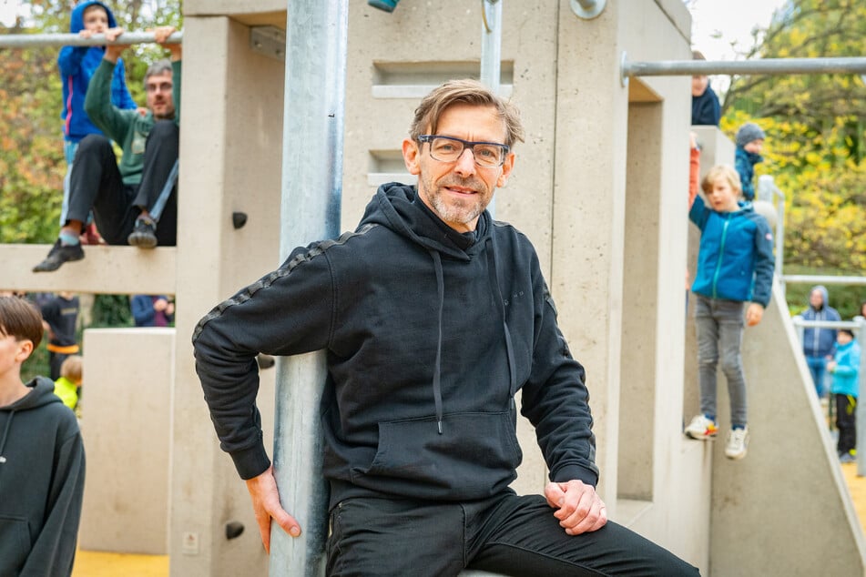 Christian Barth (52), Leiter des Stadtbezirksamts Blasewitz, freut sich über das neue Outdoor-Angebot.