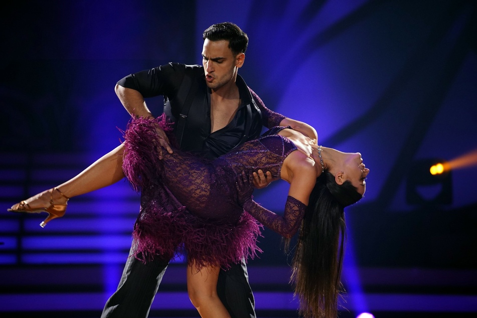 Timur Ülker (32) kehrt auf die "Let's Dance"-Bühne zurück und zeigt mit seiner Partnerin Malika Dzumaev (31) eine heiße Performance!