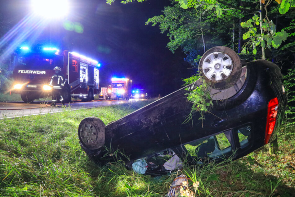 Das Auto überschlug sich und blieb auf dem Dach liegen.