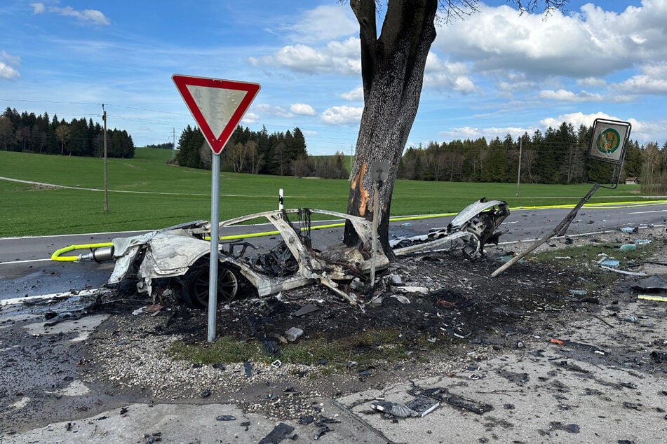 Im Bereich Marktoberdorf ist am Donnerstagnachmittag ein Autofahrer bei der Kollision mit einem Baum ums Leben gekommen.