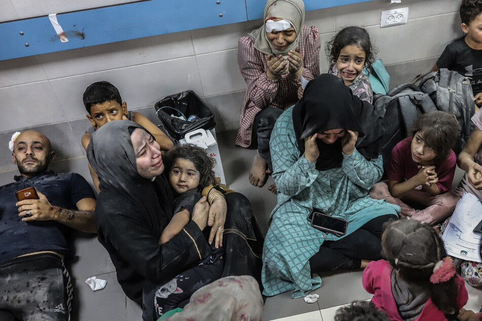 Verletzte Palästinenser warten nach wie vor auf medizinische Versorgung im Al-Shifa Krankenhaus. Doch das verbliebene Personal hat alle Hände voll.