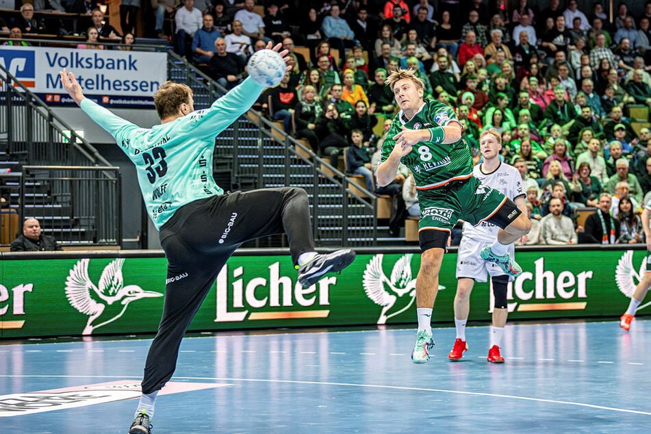 Zehnmal netzte Viktor Petersen Norberg (24, r.) bisher für Wetzlar.