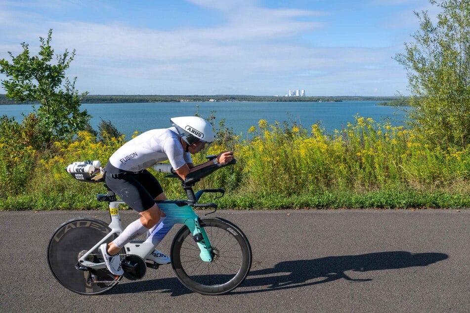 Anschließend radelten die Athleten 90 Kilometer durch das Leipziger Neuseenland, bevor...
