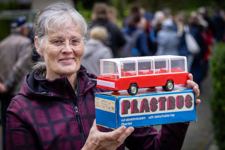 Birgit Kunad (64) hat einen Plastbus vom VEB Plaho Steinach ergattert.