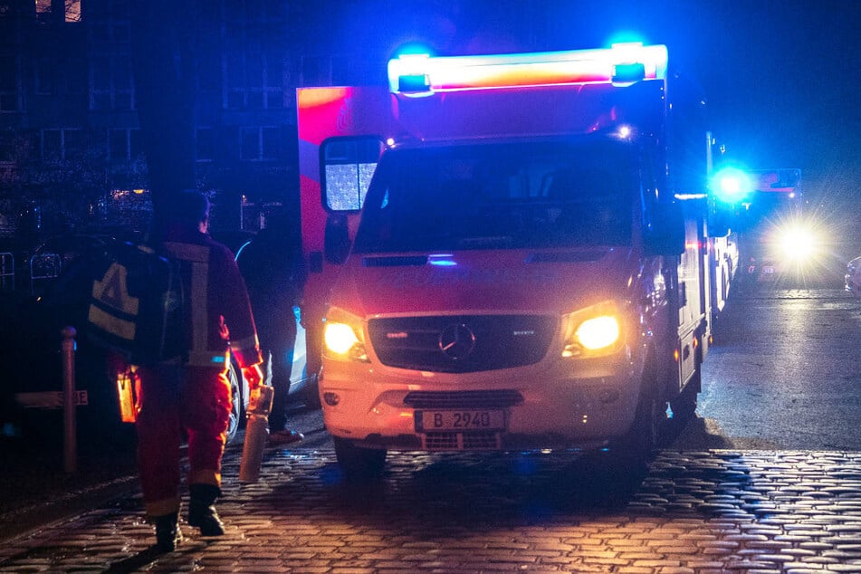 Eine der beiden 27 Jahre alten Personen musste vom Rettungsdienst ins Krankenhaus gebracht werden. (Symbolfoto)
