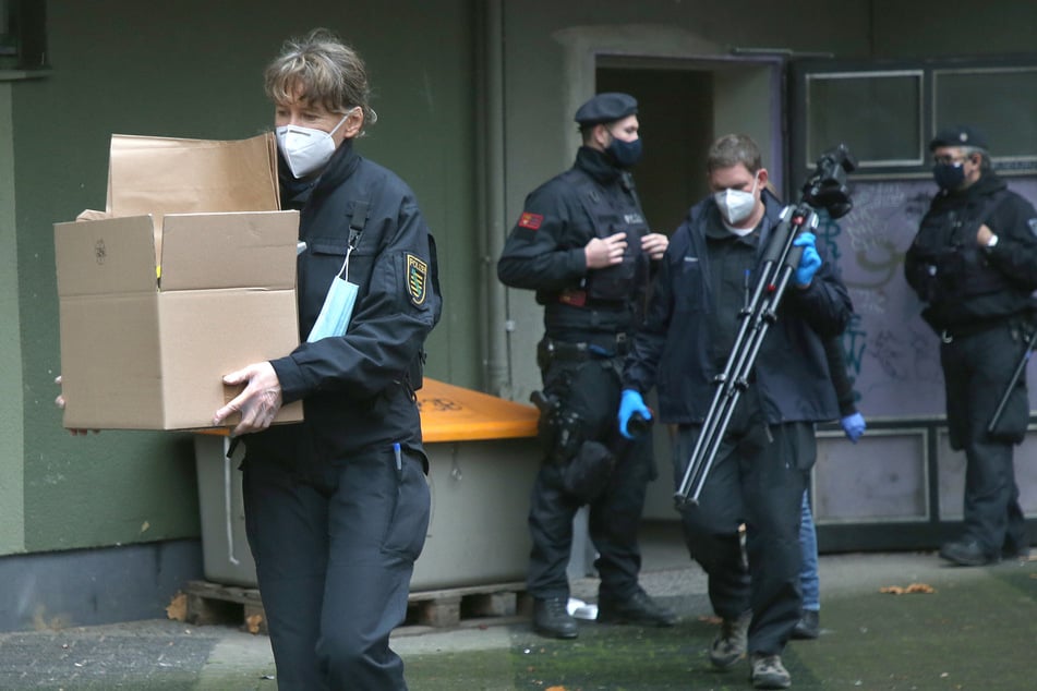 Polizeibeamte sichern während einer Grossrazzia in einem Wohnhaus im Bezirk Kreuzberg Beweismaterial.