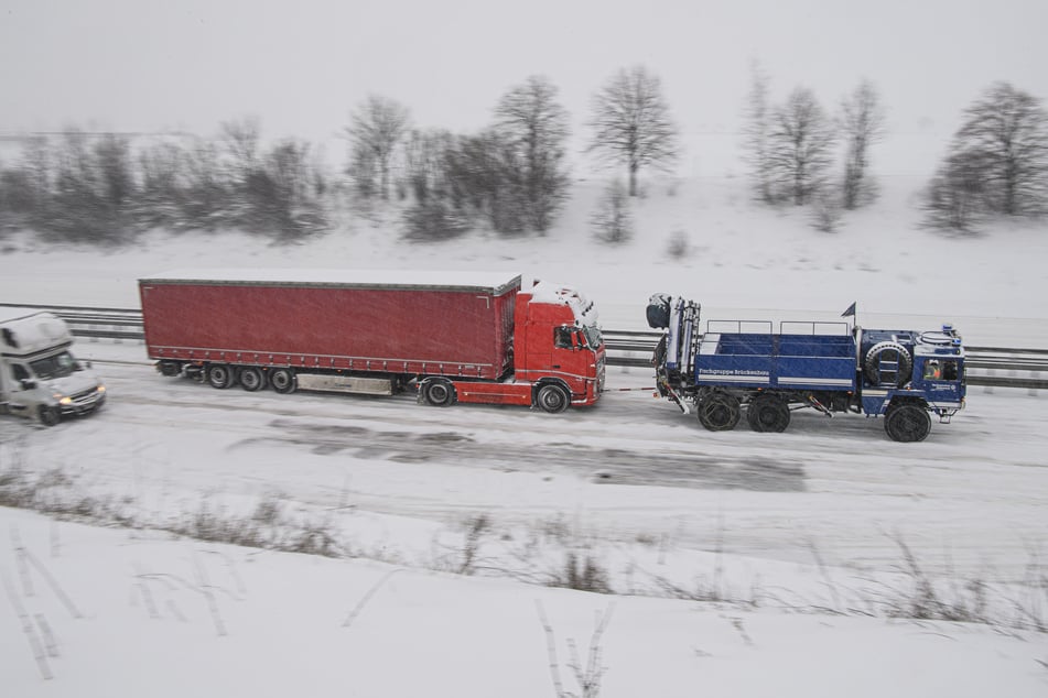 Ein Lkw wird auf der Autobahn 4 in Richtung Frankfurt bei Dresden vom Technischen Hilfswerk (THW) den Brabschützer Berg hochgezogen.