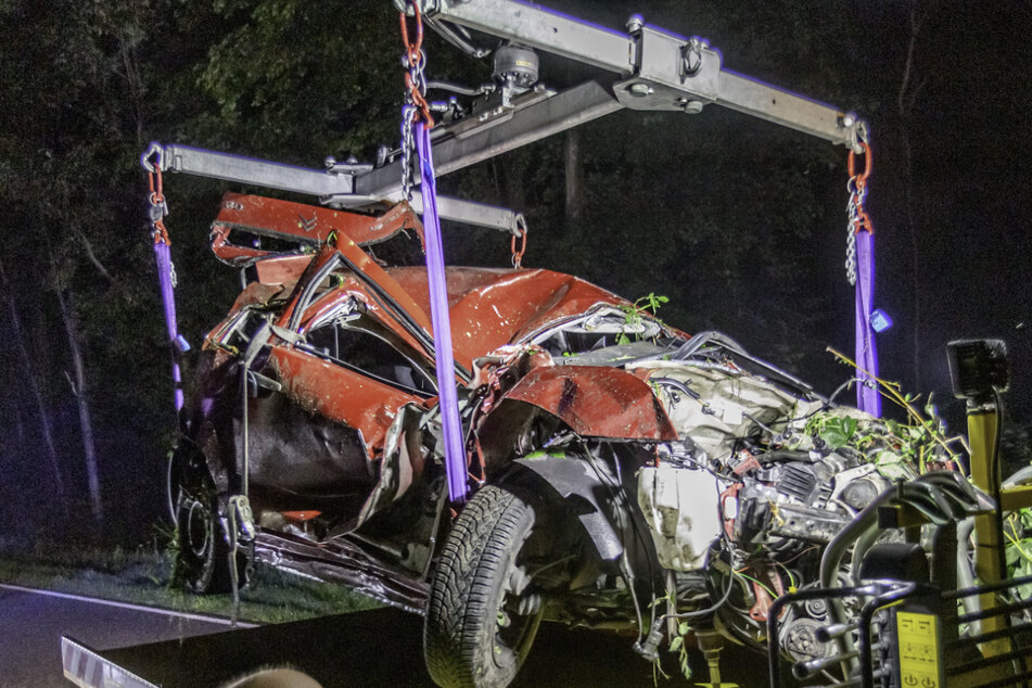 Das Auto zerschellte beim Aufprall.