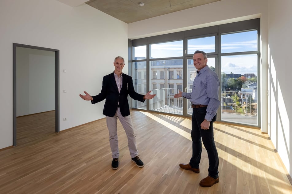 Eckhard Stiegele (56, l.), Vorstand der Hansa Real Estate und Volker Rößler (55), Geschäftsführer der Hansa Strukturbau zeigen stolz die neuen Räume.