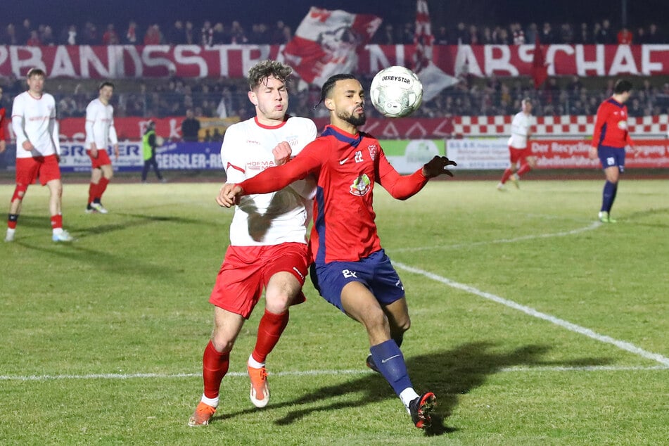 Nach abgesessener Sperre stand FSV-Spieler Jahn Herrmann (l., hier gegen Benjamin Luis) wieder auf dem Platz.