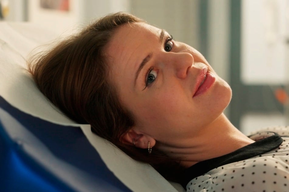 Jess (Juana Nagel, 29) lässt einen Ultraschall machen. Durch Zufall ist Daniel dabei und beide hören berührt die Herztöne des Kindes.