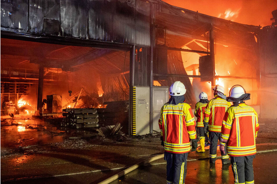 Explosiver Großbrand in Firma: Vier Feuerwehrleute verletzt