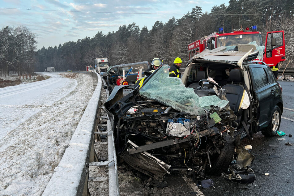 Tödlicher Unfall: Nissan kracht frontal in VW-Transporter