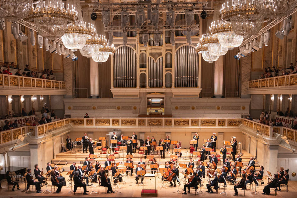 Musiker vom Konzerthausorchester Berlin spielen im August 2021 beim Jubiläumskonzert zum 200. Jahrestag des Konzerthauses am Gendarmenmarkt.