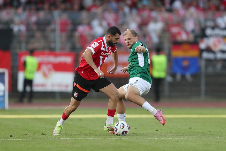 Cottbus' Tolcay Cigerci (l.) holte die erste Verwarnung gegen Schweinfurts Johannes Geis raus, der später mit Gelbrot flog.
