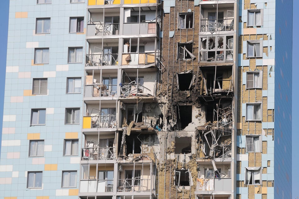 Die Schäden an einem Mietshaus in Ramenskoje außerhalb von Moskau sind deutlich zu erkennen. Eine ukrainische Drohne soll mutmaßlich dafür verantwortlich sein.