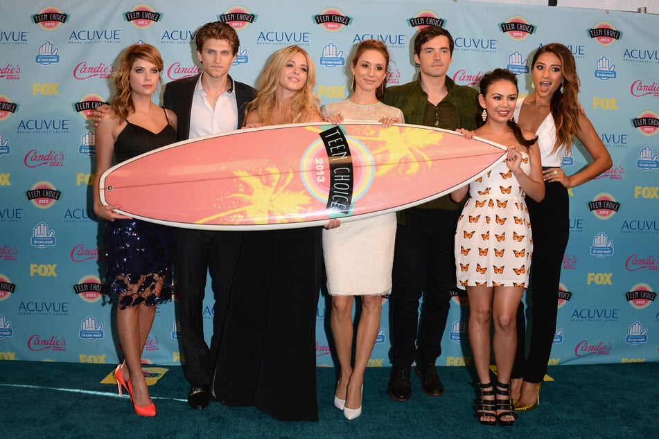 Keegan Allen (2.v.l.) mit seinen "Pretty Little Liars"-Schauspielkollegen.