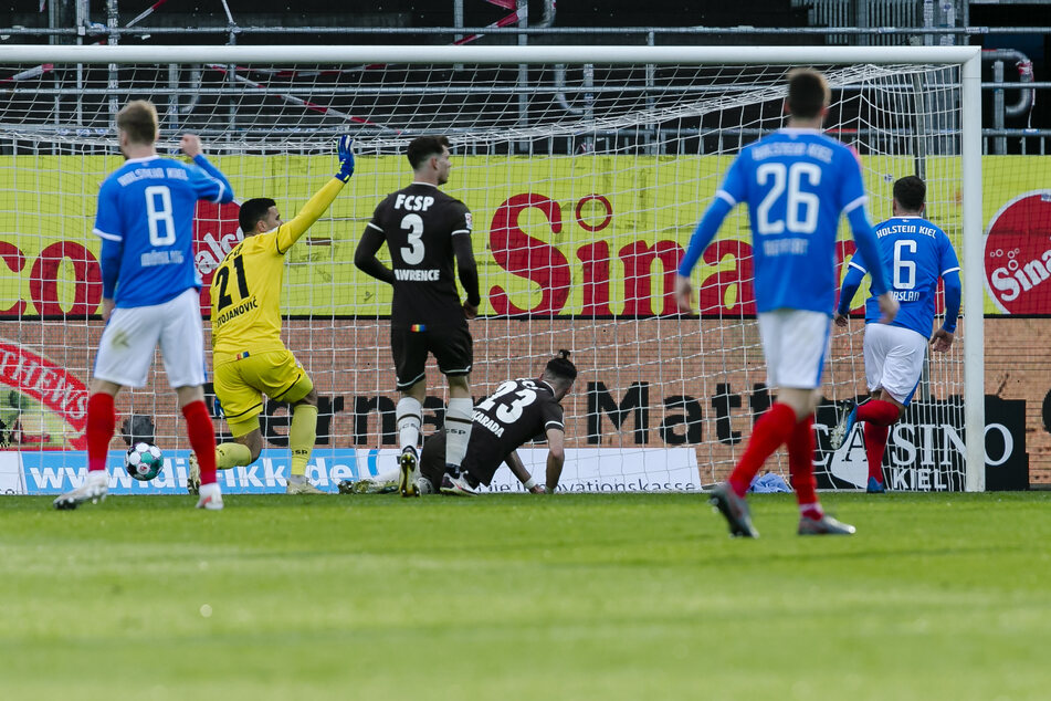Kiels Ahmet Arslan (r.) drückt die Kugel zum 1:0 für die Gastgeber über die Linie. Nur zwei Minuten später ließ Fin Bartels (nicht im Bild) sogar das 2:0 folgen.