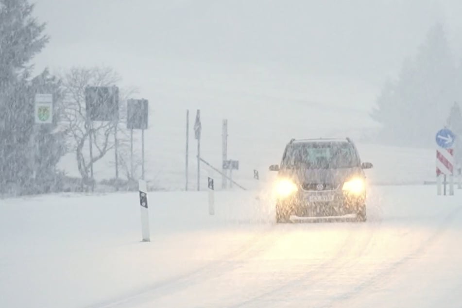 In Oberwiesenthal hat es am Freitagvormittag ordentlich Neuschnee gegeben.