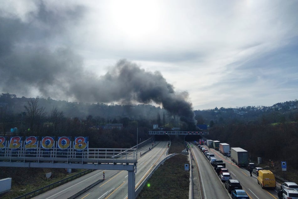 Es entstand eine massive Rauchwolke über der A81.