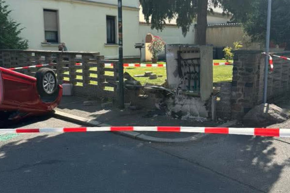 Die Mauer des Grundstücks wurde ebenfalls zerstört.