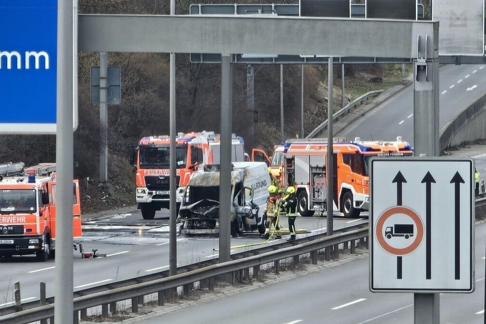 Der Transporter brannte lichterloh.