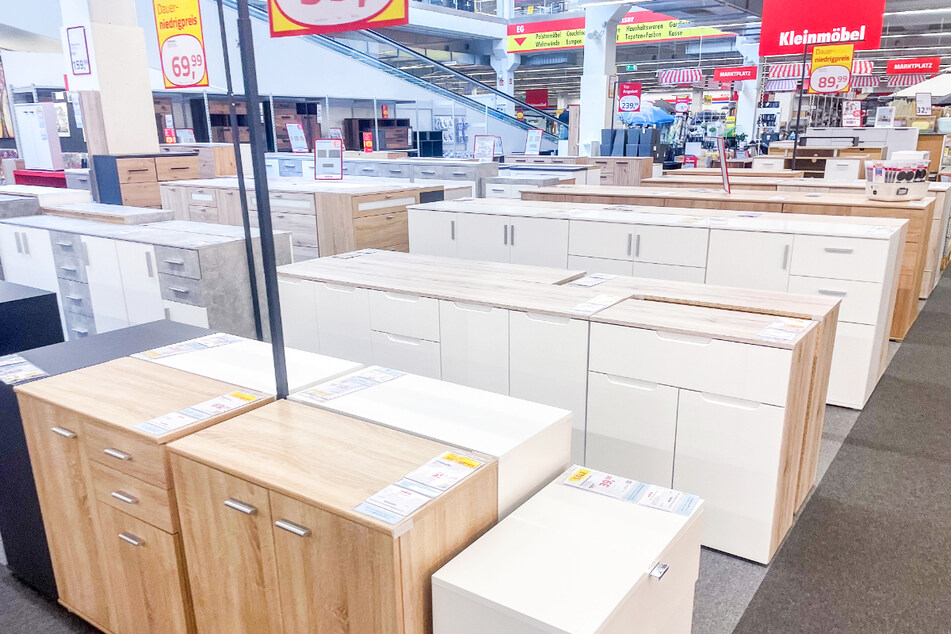 Zur großen Sonderöffnung (9.11.) gibt ROLLER viele Möbel zum Spar-Preis ab