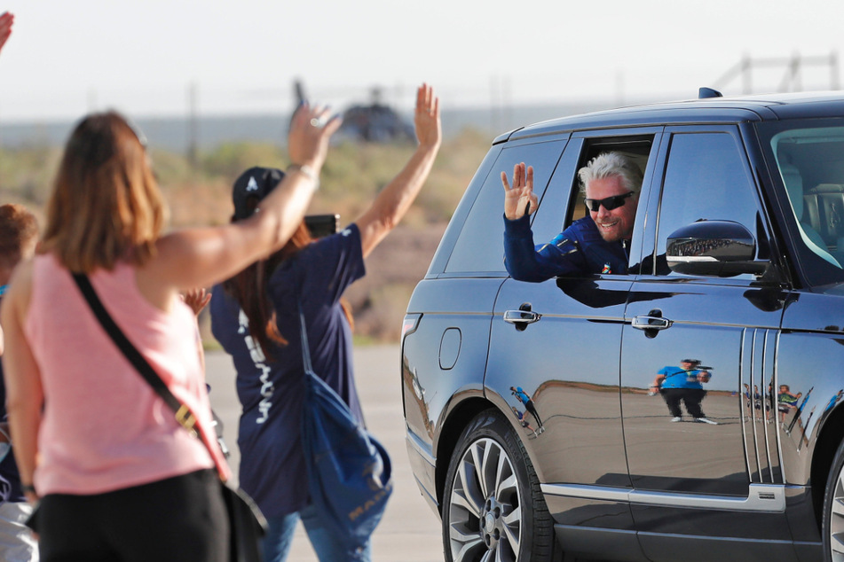 Freudig winkt Richard Branson (70) vor dem Start ins All.