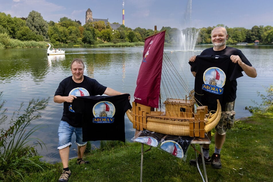 Abenteurer Dominique Görlitz (l.) und Markus Tutsch (56) aus Plauen mit einem Schilfboot-Modell am Schlossteich.