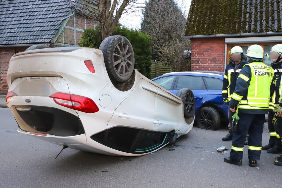 Bei einem Unfall in Brande-Hörnerkirchen ist ein Ford auf dem Dach gelandet.