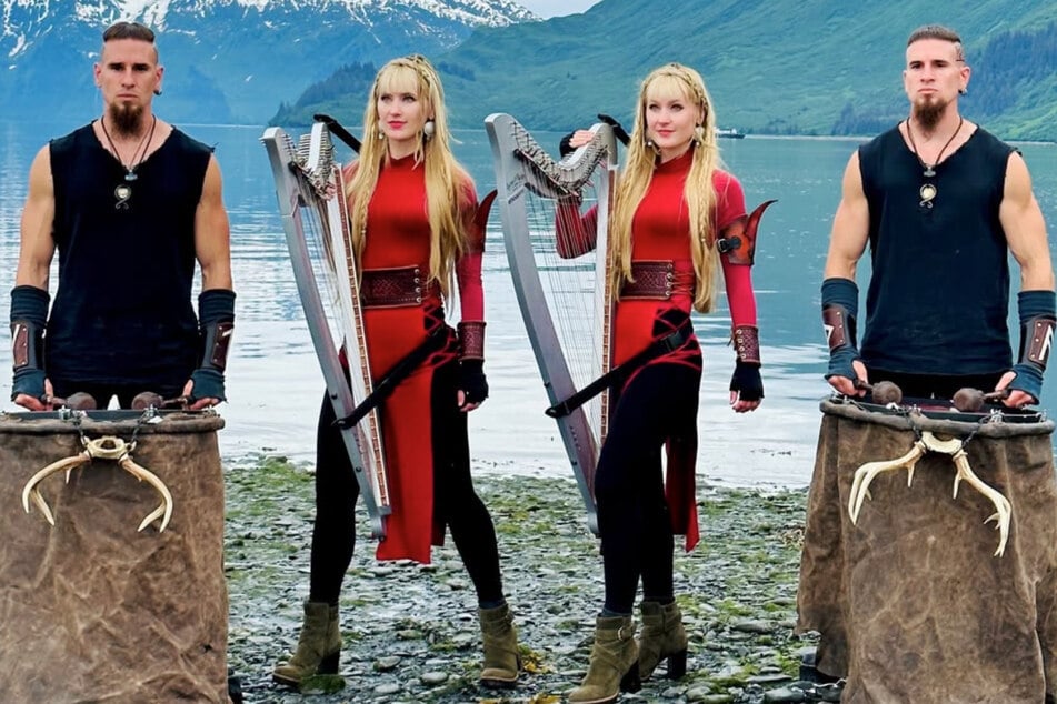 Die Paare teilen unter anderem die Liebe zur Musik: Während die beiden Frauen ihre Harfen spielen und singen, trommeln die beiden Männer im Stil von Nordic Celtic Rock.