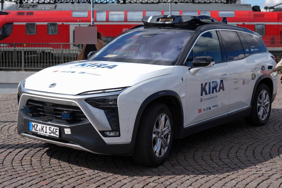 Mit einem Sicherheitsfahrer an Bord, aber dennoch völlig eigenständig, sollen die autonomen Fahrzeuge ihre Gäste von A nach B transportieren.