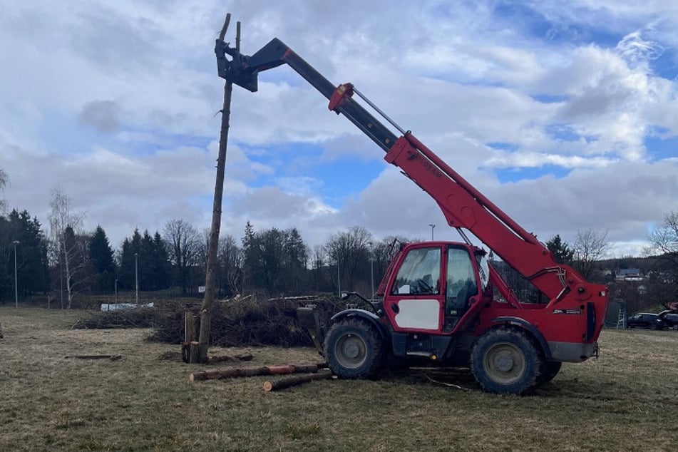 Unglück beim Osterfeuer: Maschinen-Teil fällt auf zwei Jugendliche
