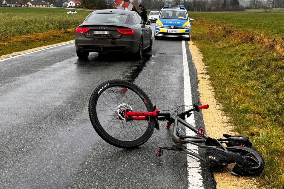 Für den 52 Jahre alten Radfahrer kam nach dem schweren Unfall bei Nennslingen im Landkreis Weißenburg-Gunzenhausen jede Hilfe zu spät.