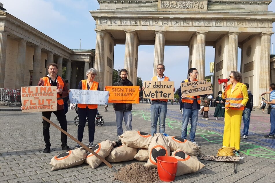 Die Aktivisten trugen Warnwesten und hatten selbst gestaltete Schilder dabei.