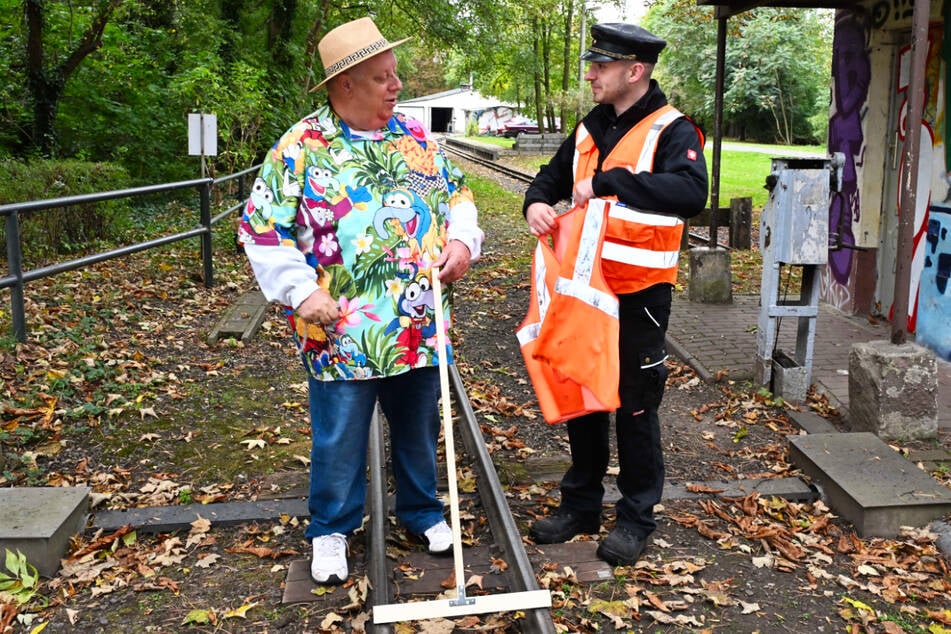 Ordnung muss sein: Auch der Kleingartensheriff Michael Baumann (63) muss sich an die Regeln halten und eine Weste anziehen.
