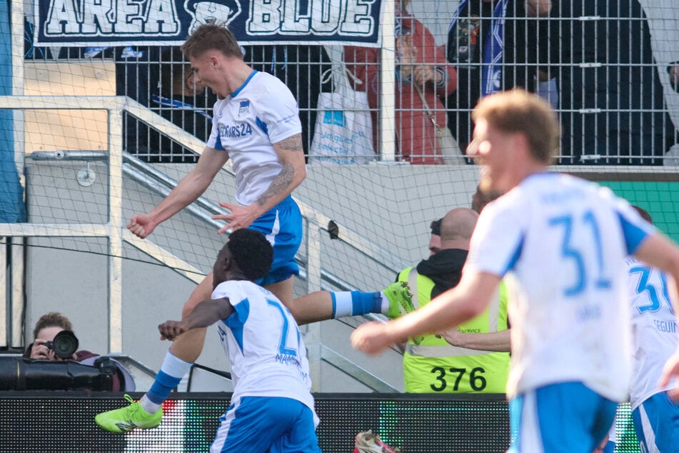 Marten Winkler (23) ist mit seinem Siegtreffer der König der Lüfte.