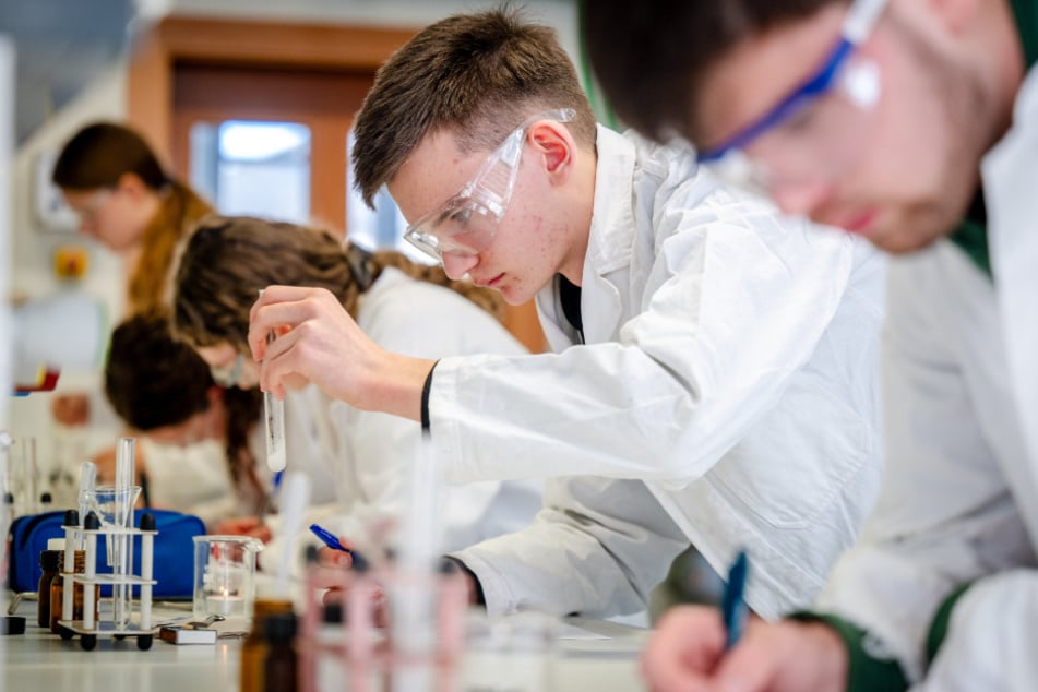 Hohe Konzentration: Bei den Experiemten darf nichts schief gehen.