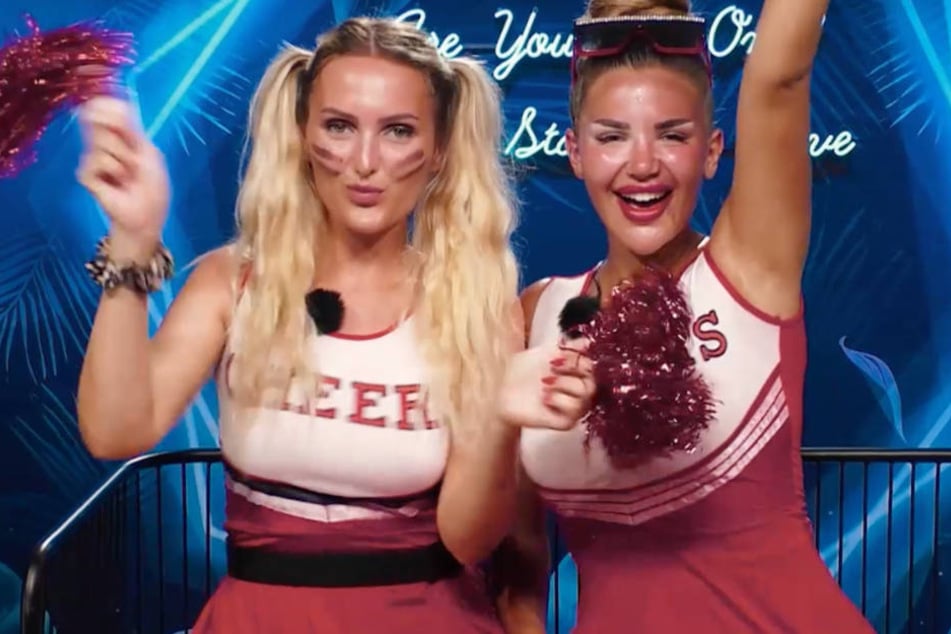 Anschließend wird die harte Arbeit mit einer Motto-Party belohnt: Marie (26, r.) und Kim (27) lassen es im Cheerleader-Dress krachen.