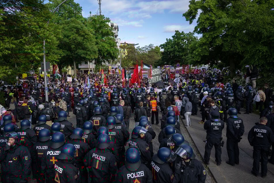 1100 Teilnehmende einer pro-Palästinensischen Demonstration wurden von Polizisten begleitet.