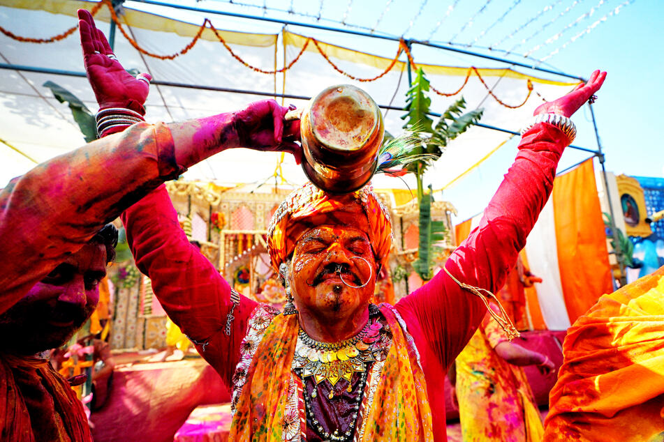 Ein Mann wird während des Holi-Festivals im indischen Mathura mit Farbe besprüht.